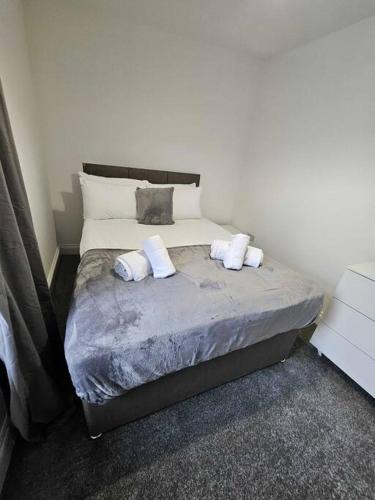 1 dormitorio con 1 cama con 2 almohadas en The Nest in Neath en Neath