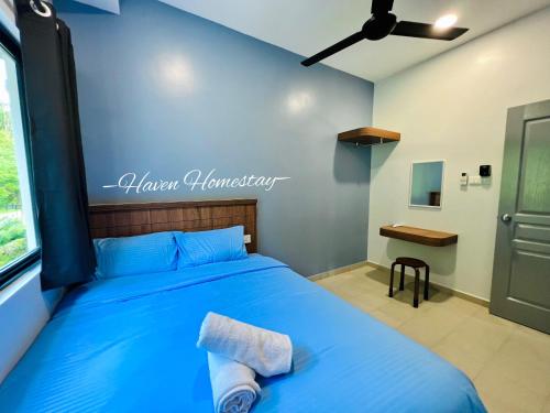 Un dormitorio con una cama azul y una ventana en Haven Homestay晶晶屋 (Brand New Homestay!), en Kampong Sungai Udang