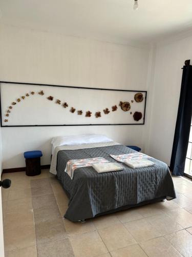 1 dormitorio con 1 cama con zona de estar en la pared en Súper Departamento en centro histórico en Comitán de Domínguez