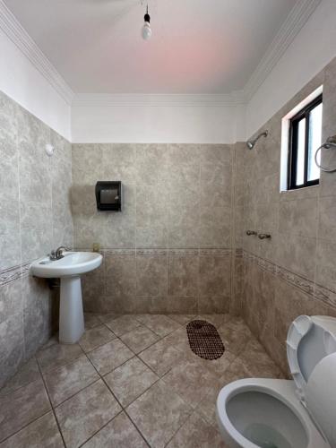 a bathroom with a sink and a toilet at Súper Departamento en centro histórico in Comitán