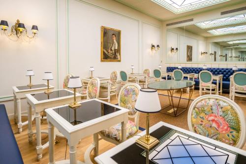 une chambre avec des tables et des chaises et un tableau mural dans l'établissement Grande Hotel do Porto, à Porto