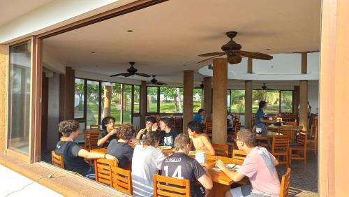 un groupe de personnes assises à une table dans un restaurant dans l'établissement HOTEL TORRE MARINA, à Monte Gordo