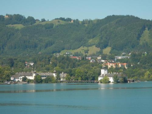 a small town on the shore of a lake at Echo am See in Gmunden