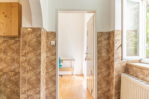 baño con ducha de azulejos y ventana en Elegant Haven: Stylish and Spacious 3BR Apartment en Viena