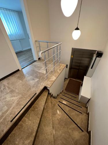 eine Treppe in einem Bürogebäude mit Aufzug in der Unterkunft 3+2 Dubleks House in Istanbul