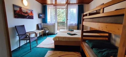 Mały pokój z łóżkiem piętrowym i biurkiem w obiekcie Penzion Tesák-ČERŇAVA w mieście Chvalčov