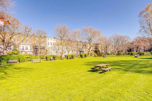 - un parc avec une table de pique-nique dans l'herbe dans l'établissement The Affordable & Central Studio, à Londres