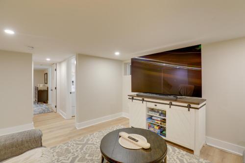Una cocina o zona de cocina en Beautiful 3 BR Home with Workspace 20 Min to Boston