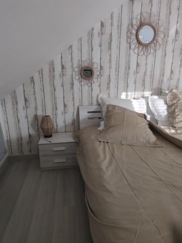 Una cama o camas en una habitación de Au Ch'ti Suisse