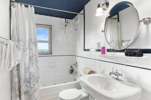 y baño con lavabo, aseo y espejo. en Private Penthouse in the heart of Seattle with views en Seattle