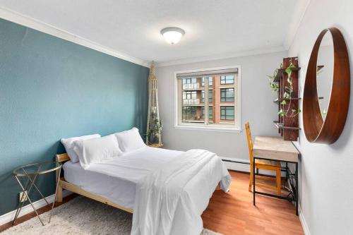 1 dormitorio con cama, espejo y silla en Private Penthouse in the heart of Seattle with views en Seattle