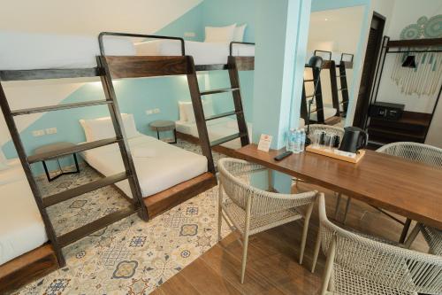 Ein Bett oder Betten in einem Zimmer der Unterkunft J Boutique Hotel El Nido Managed by H Hospitality Group