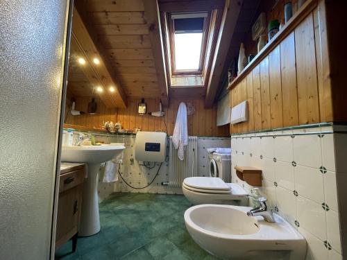 a bathroom with a sink and a toilet at Trilocale Il Cardo, Giustino in Giustino