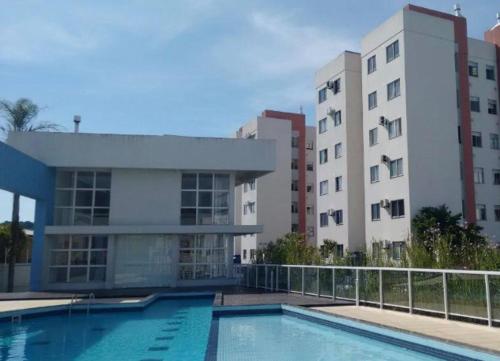 - une piscine en face de certains bâtiments dans l'établissement Excelente ap. 2 dorm.p/ viagens à trabalho ou lazer, à Palhoça