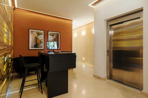 a office with a desk and a chair in a room at Allan Poe 343 by Wynwood House in Mexico City