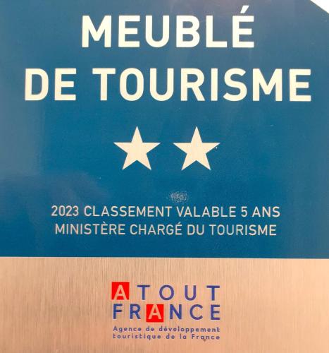 une affiche pour la campagne présidentielle avec des étoiles sur elle dans l'établissement Les Sens du Veillon, à Talmont-Saint-Hilaire