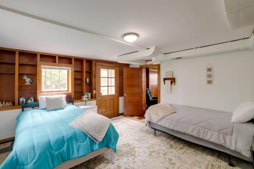 Postel nebo postele na pokoji v ubytování Cozy Hillsdale Home about 1 Mi to Baw Beese Lake!