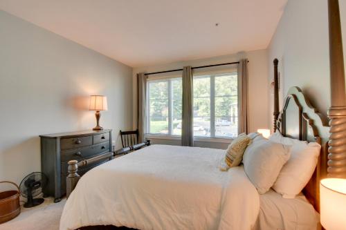 um quarto com uma cama grande e uma janela em Lake Keowee Condo with Balcony, Community Perks em Salem