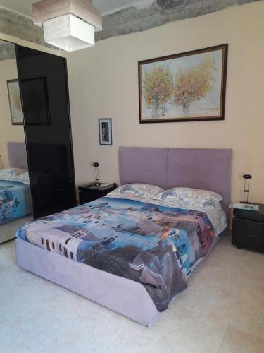 サレルノにあるNel cuore del Centroのベッドルーム(紫色のヘッドボード付きのベッド1台付)