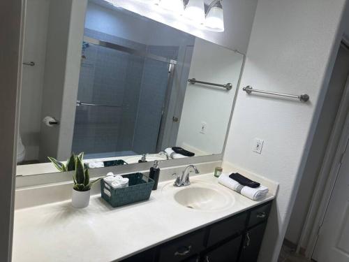 baño con lavabo y espejo grande en 2BR Condo 15 mins to Downtown Phoenix with Pool & Spa, en Phoenix