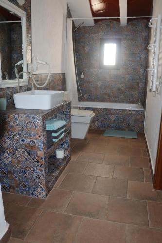 a bathroom with a sink and a tub and a toilet at CASA ALEGRIA in Algodonales