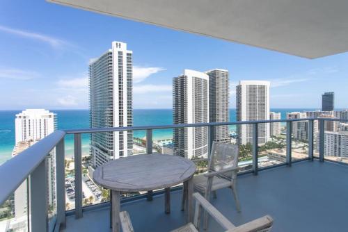 ハリウッドにある2BR & 2BA Corner Suite Ocean Views at Hyde Beach House - NO FEES till Dec 31, 2025のテーブルと椅子と海のあるバルコニー