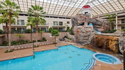 Der Swimmingpool an oder in der Nähe von Best Western Plus Lamplighter Inn & Conference Centre