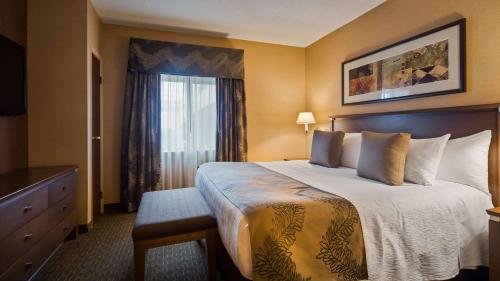 Ein Bett oder Betten in einem Zimmer der Unterkunft Best Western Plus Lamplighter Inn & Conference Centre