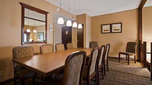 Ein Sitzbereich in der Unterkunft Best Western Plus Lamplighter Inn & Conference Centre