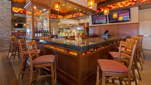 Lounge oder Bar in der Unterkunft Best Western Plus Lamplighter Inn & Conference Centre