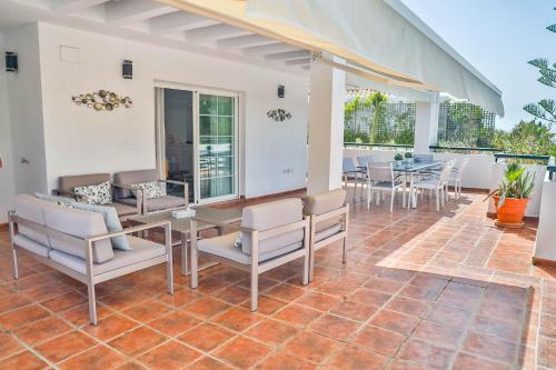 Penthouse Balcon de Puente Romano with Sea Views