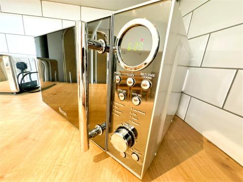 ascensor de metal con espejo en una habitación en Cute Country Cottage near Leeds & York, en Leeds