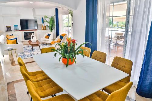Penthouse Balcon de Puente Romano with Sea Views