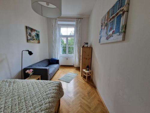 sala de estar con sofá y ventana en Entzückendes Apartment im Zentrum, en Graz