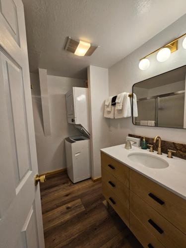 een badkamer met een wastafel en een spiegel bij Cinnamon Bear Inn in Mammoth Lakes