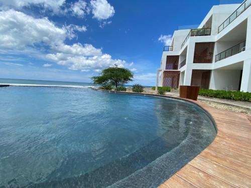 Hacienda Iguana beach front Penthouse with swimming pools and ocean view tesisinde veya buraya yakın yüzme havuzu