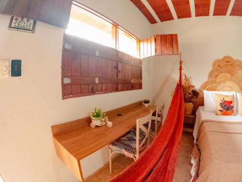 Habitación con escritorio, cama y ventana en Apt Flat 210 Condomínio Pedra do Rodeadouro, en Bonito