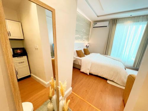 1 dormitorio con cama y espejo en Modern studio with self check-in, en Riad