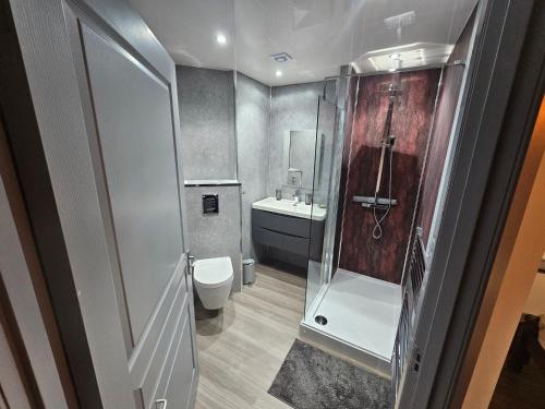 y baño pequeño con aseo y ducha. en Melfort Pier & Harbour Resort, en Kilmelfort