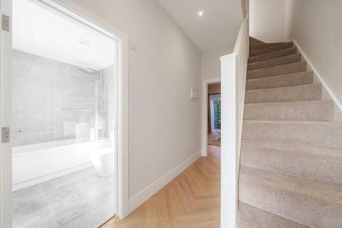 Gallery image of Cosy Tooting Retreat: 2-Bed Gem in London