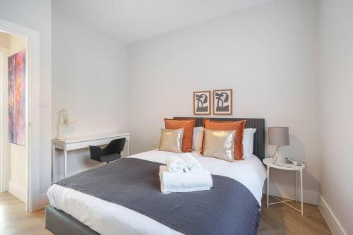 倫敦的住宿－Cosy Tooting Retreat: 2-Bed Gem，一间卧室配有一张床,上面有两条毛巾