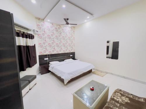 Postel nebo postele na pokoji v ubytování HOTEL ALOK Residency