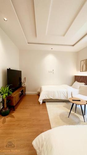 1 dormitorio con 2 camas y TV de pantalla plana en Twin beds - Self Check-in, en Riad