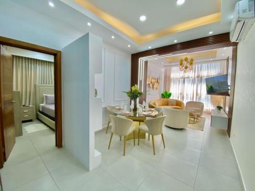 een eetkamer en een woonkamer met een tafel en stoelen bij Elegant City Center Condo in Santo Domingo