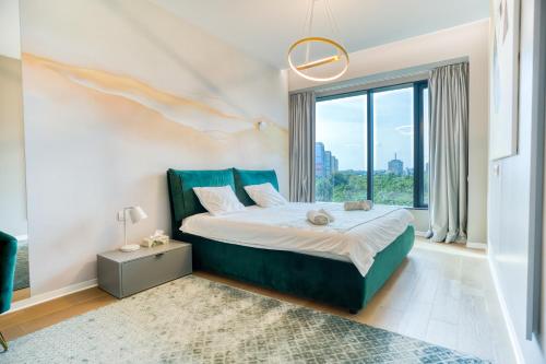 een slaapkamer met een bed en een groot raam bij The Epitome of Opulence: 3BR Flat with Glass Walls in Boekarest