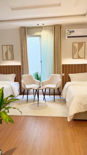 1 dormitorio con 2 camas, mesa y sillas en Twin beds - Self Check-in, en Riad