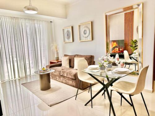 uma sala de estar com uma mesa e um sofá em Beautiful Condo in Bella Vista em Los Prados