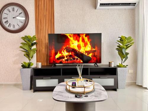 a living room with a fire in a tv at Beautiful Condo in Bella Vista in Los Prados