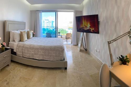 a bedroom with a bed with a painting on the wall at Great Centric Apt, Pool, in Santo Domingo