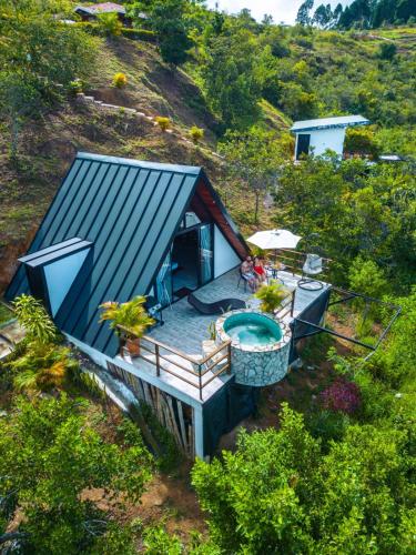 an overhead view of a tiny house with a hot tub at Glamping San Pedro in San Gil